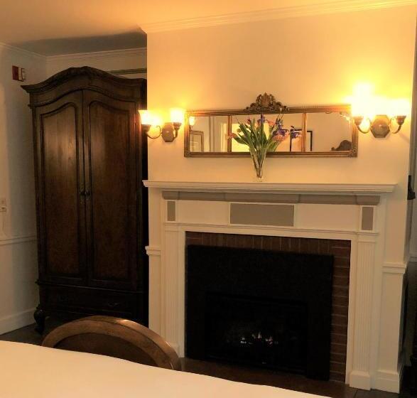 مبيت وإفطار Ivy Manor Inn Village Center