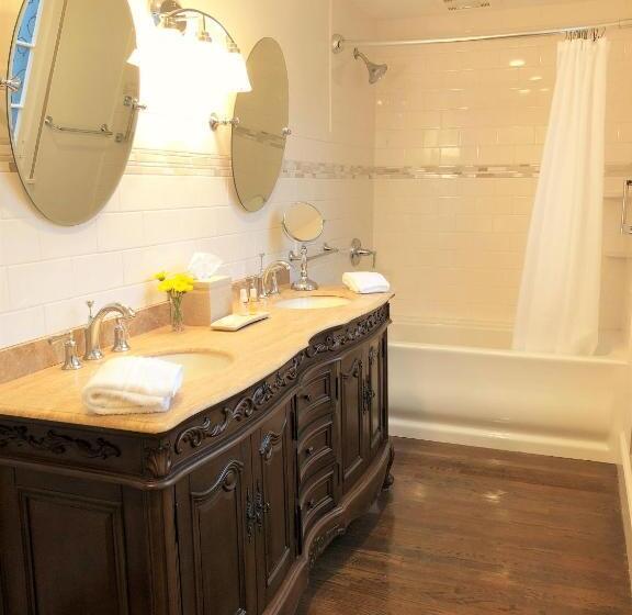 مبيت وإفطار Ivy Manor Inn Village Center