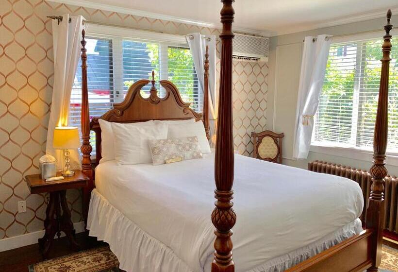 مبيت وإفطار Ivy Manor Inn Village Center