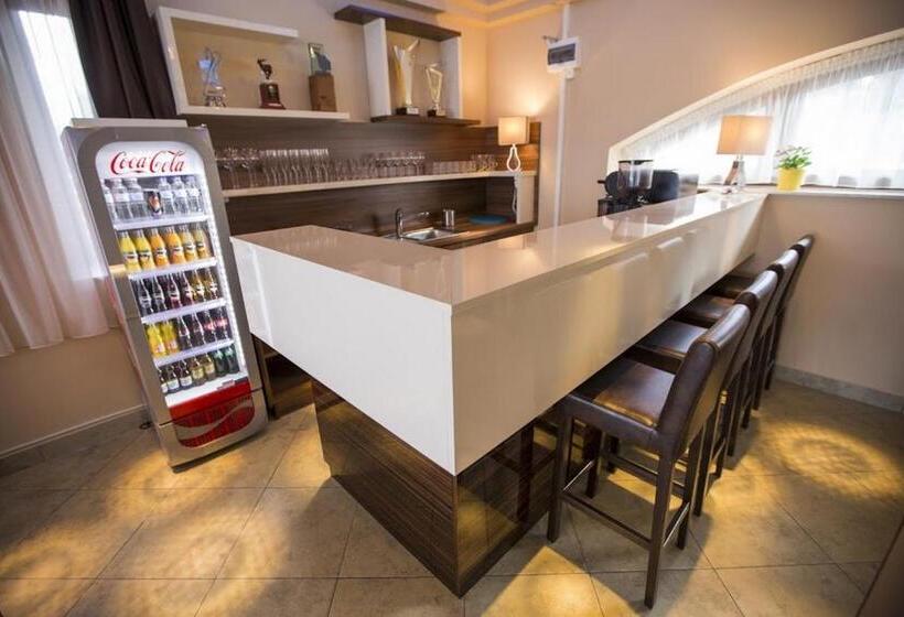 Отель Pole Position Beach