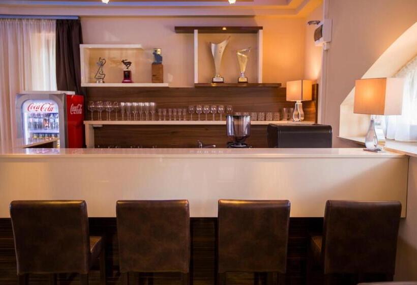 Отель Pole Position Beach