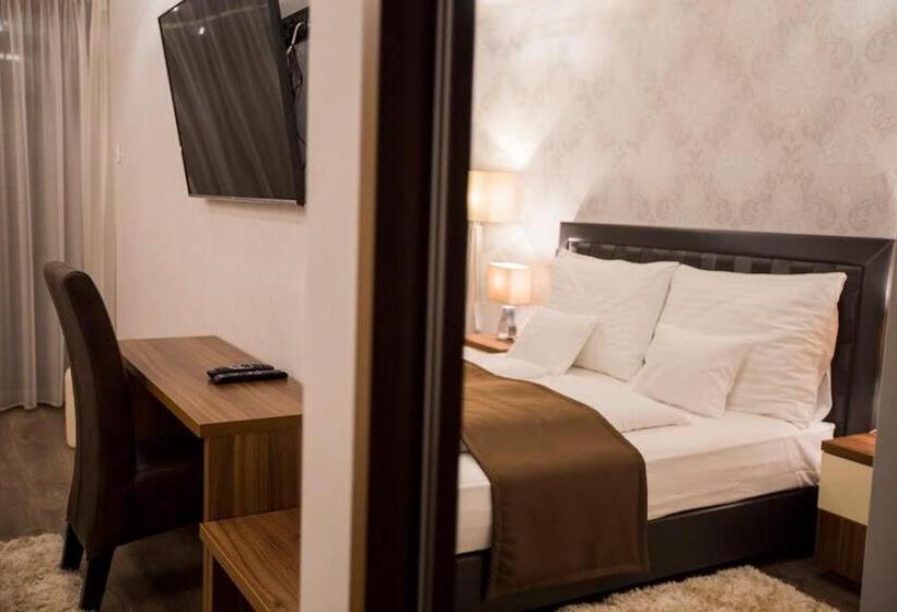 Отель Pole Position Beach