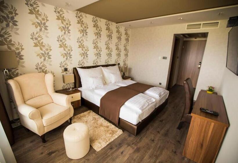 Отель Pole Position Beach