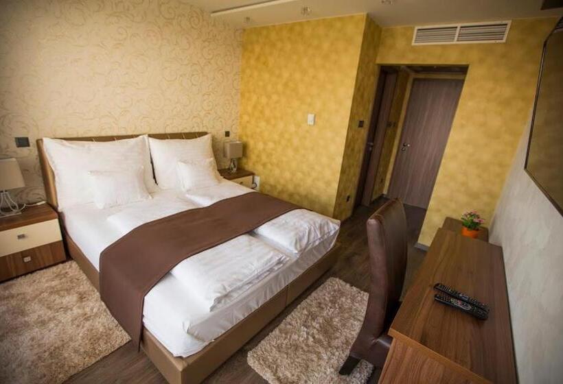 Отель Pole Position Beach