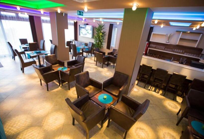 Отель Pole Position Beach