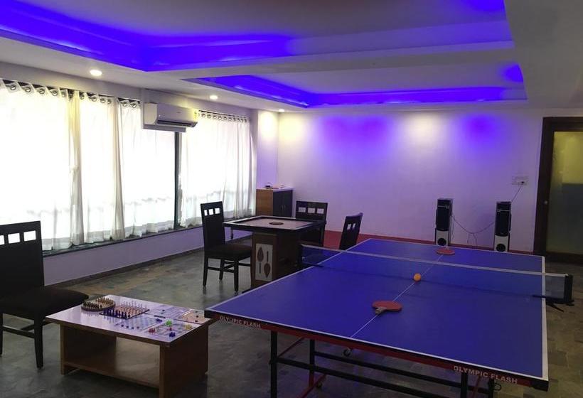 فندق The Grand Midway