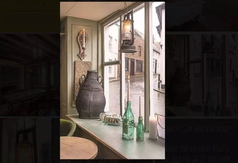 تختخواب و صبحانه The Standard Inn