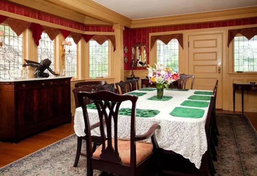 تختخواب و صبحانه Thornhedge Inn