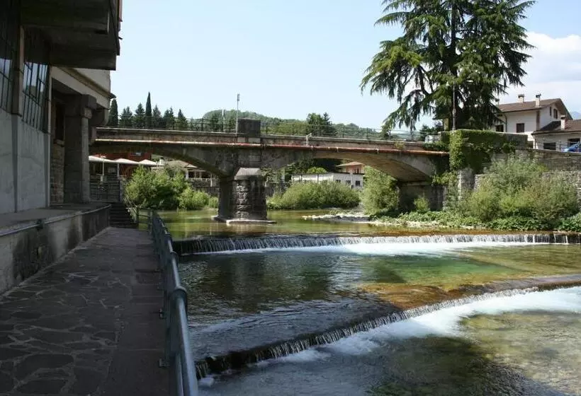 ホテル Albergo Al Tarcentino