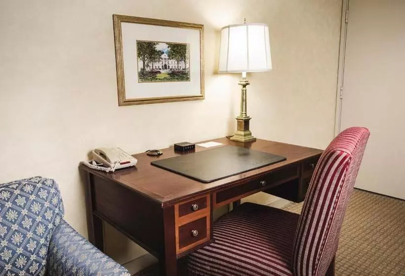 Griffin Hotel, An Official Colonial Williamsburg