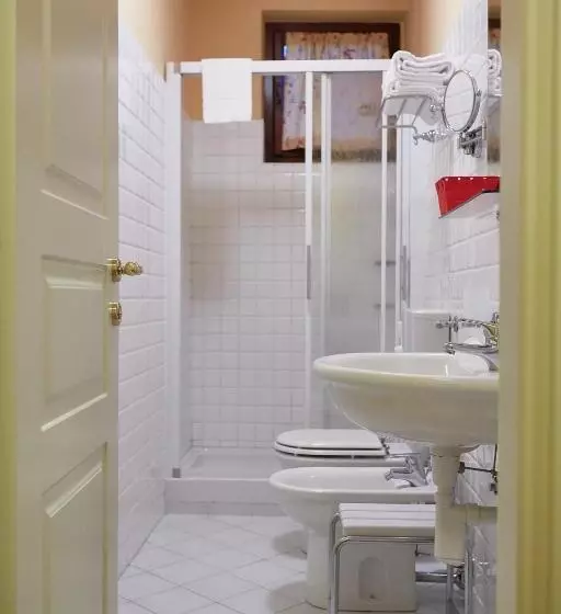 Hotelli Albergo Trattoria Il Leone