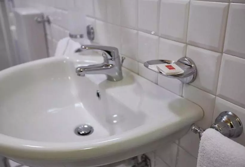 Hotelli Albergo Trattoria Il Leone