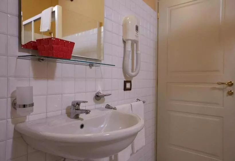 Hotelli Albergo Trattoria Il Leone