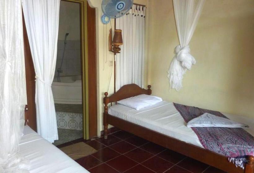 Amed Cafe & Hotel Kebun Wayan