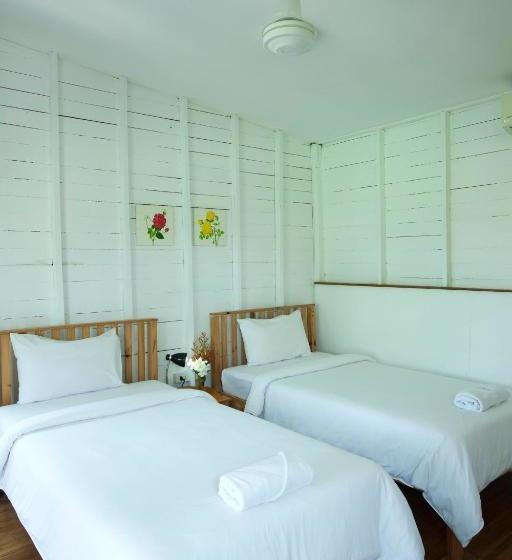 בית מלון כפרי Sunshine Inn Resort Khaolak