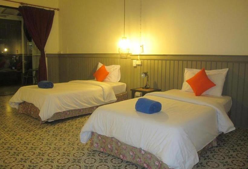 בית מלון כפרי Sunshine Inn Resort Khaolak