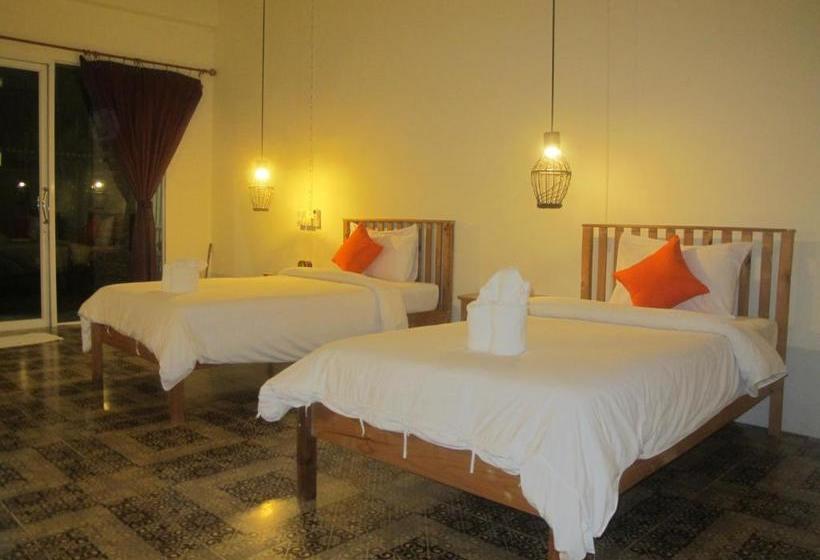 בית מלון כפרי Sunshine Inn Resort Khaolak