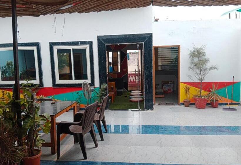 Bedweiser Backpackers Hostel