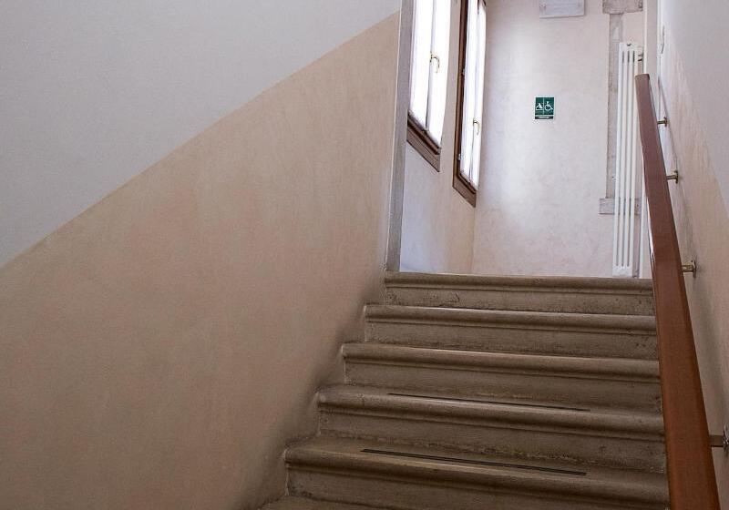 هاستل Domus Clugiae