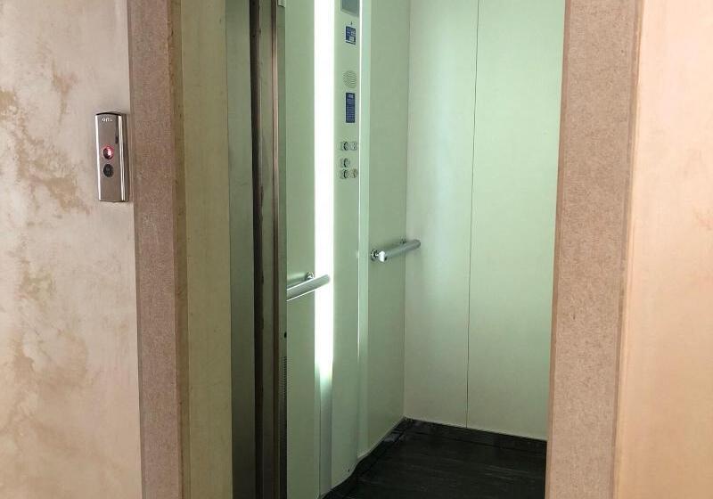 هاستل Domus Clugiae