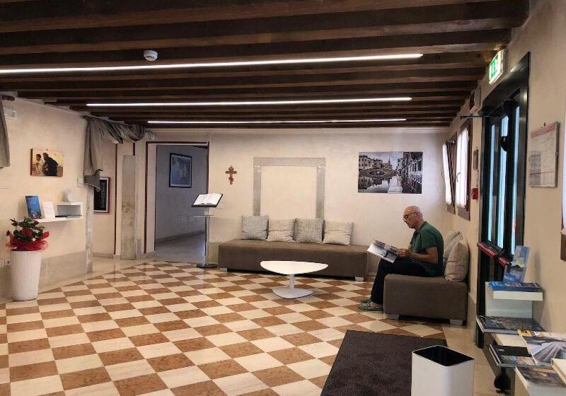 هاستل Domus Clugiae