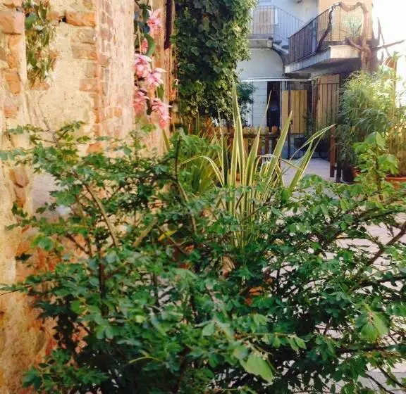 تختخواب و صبحانه Moodsiro Comi