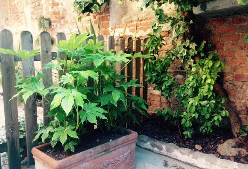 تختخواب و صبحانه Moodsiro Comi