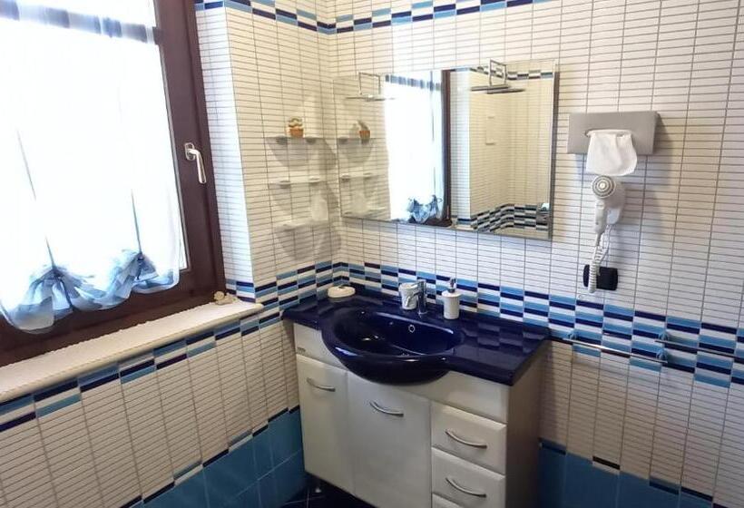 צימר Villa Laura Rooms & Pool