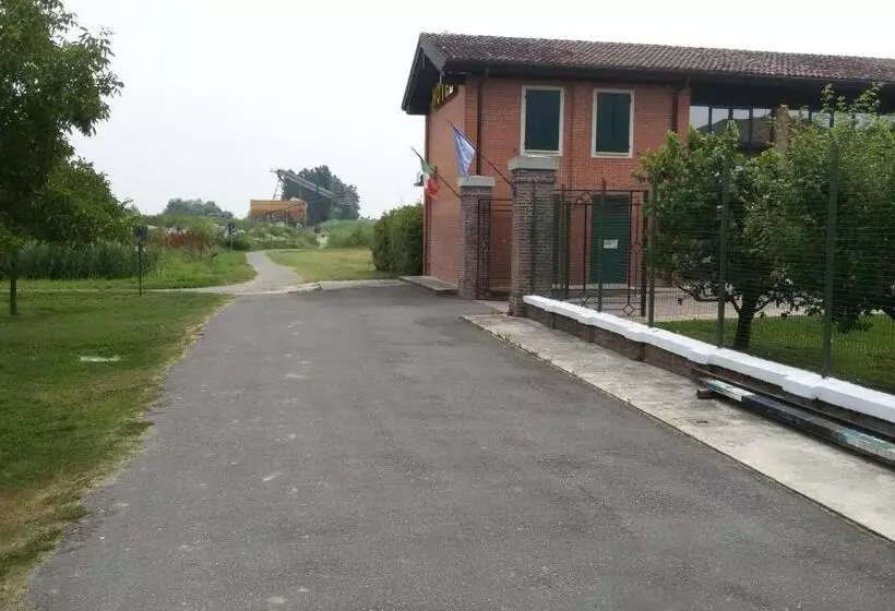 Hotelli Albergo Del Po