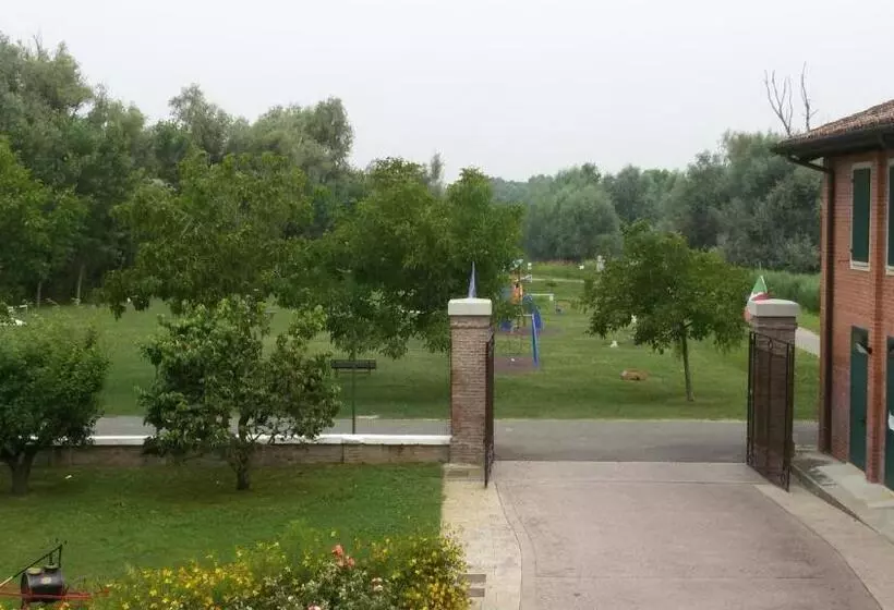 Hotelli Albergo Del Po