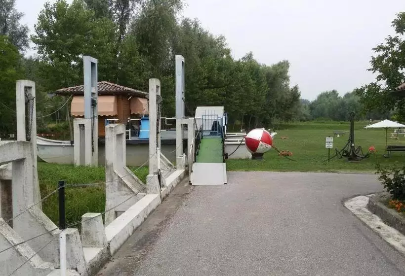 Hotelli Albergo Del Po