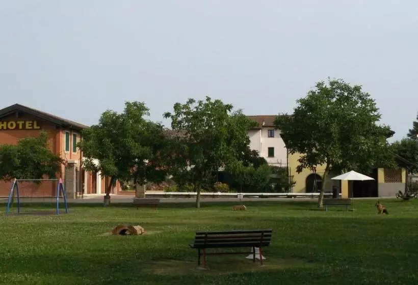 Hotelli Albergo Del Po