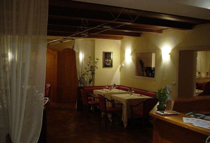 Отель Albergo Ristorante Flora