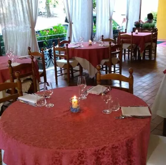 ホテル Albergo Ristorante Flora