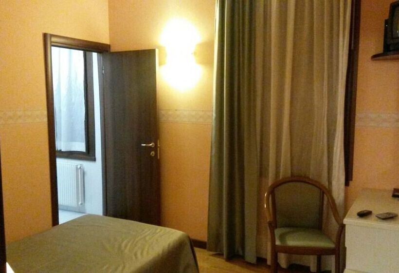 Отель Albergo Ristorante Flora