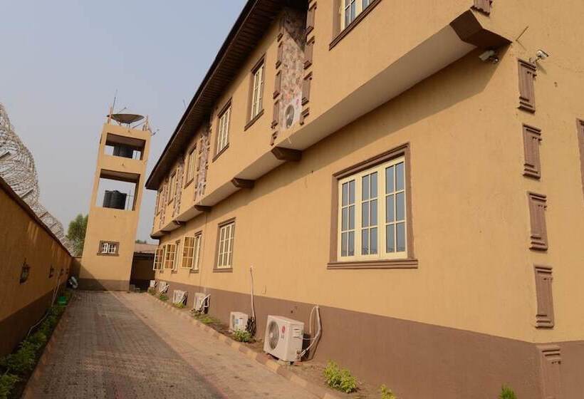 Momak 1 Hotel & Suites