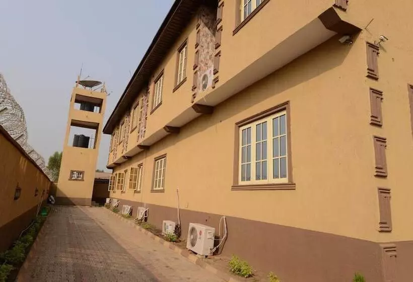 Momak 1 Hotel & Suites