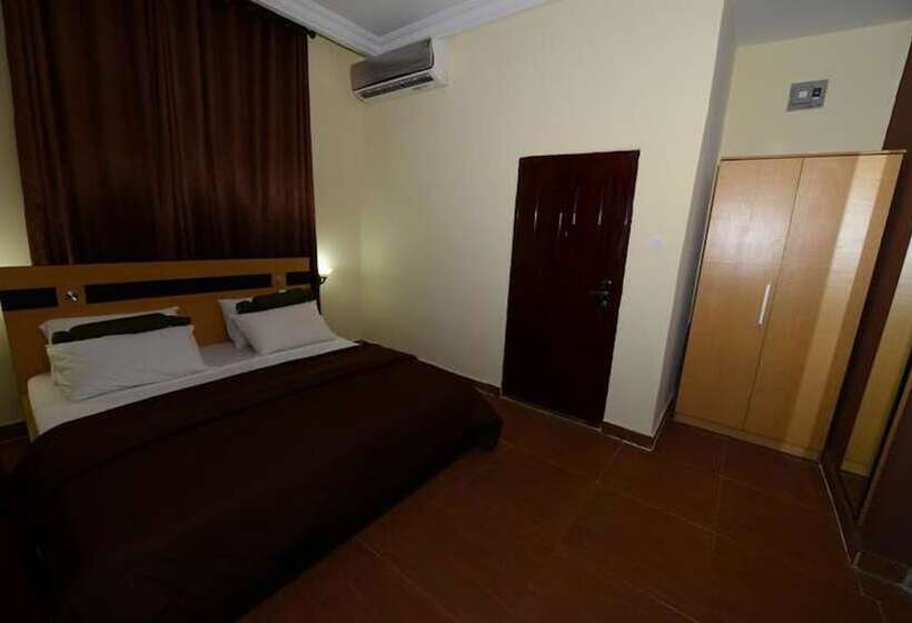 Momak 1 Hotel & Suites