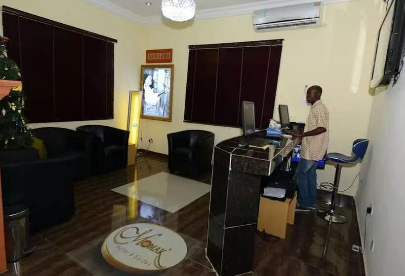 Momak 1 Hotel & Suites