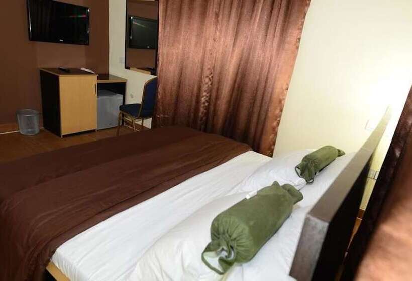 Momak 1 Hotel & Suites