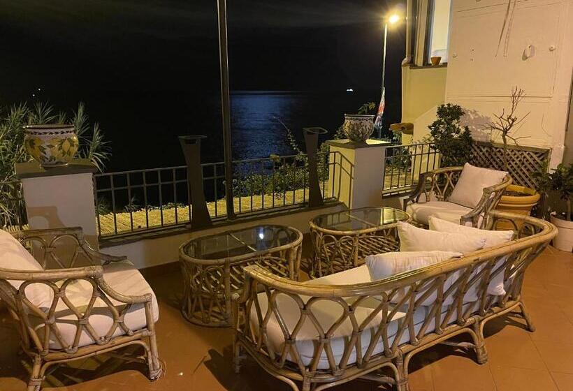 تختخواب و صبحانه Villacore Capri