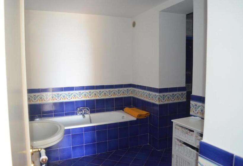 تختخواب و صبحانه Villacore Capri