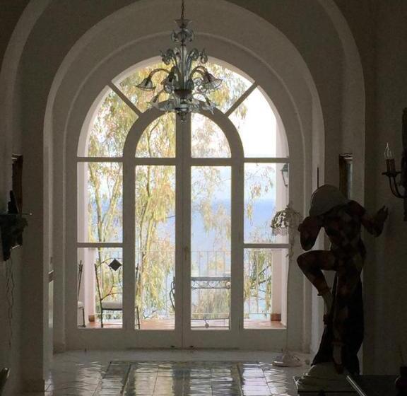 تختخواب و صبحانه Villacore Capri