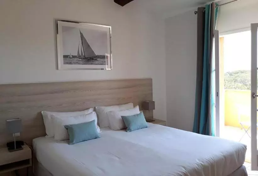 Hotelli Hôtel Les Bouis   Vue Mer