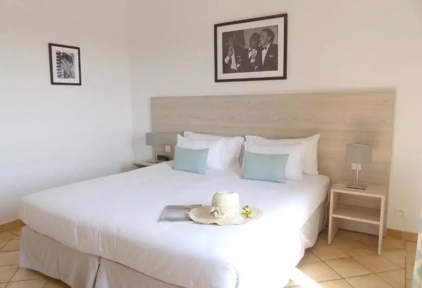 Hotelli Hôtel Les Bouis   Vue Mer