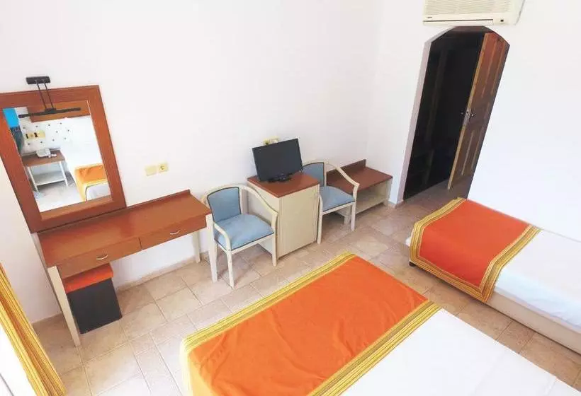 Hotelli Tiana Beach Resort