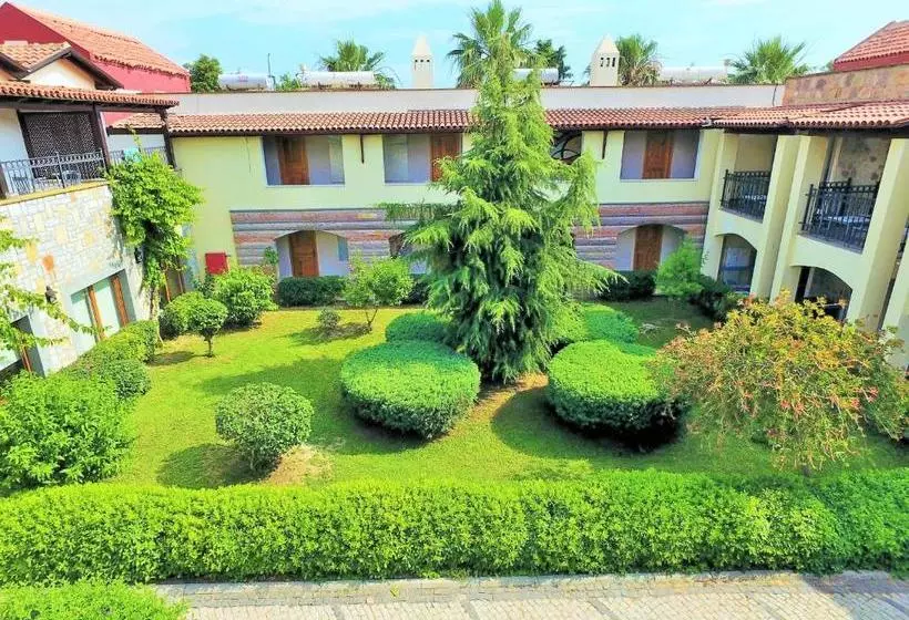 Hotelli Tiana Beach Resort