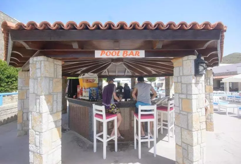Hotelli Tiana Beach Resort