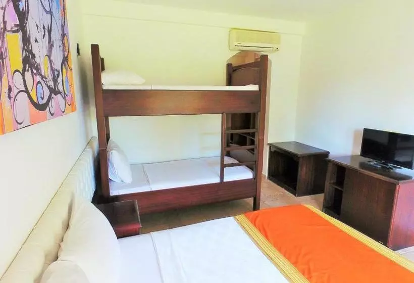Hotelli Tiana Beach Resort