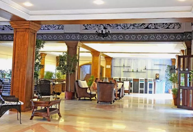 Hotelli Tiana Beach Resort